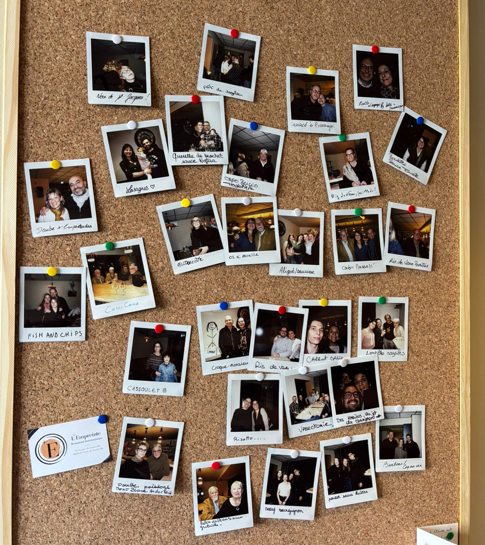 Tableau en liège du Restaurant l'Empreinte avec des polaroids épinglés dessus